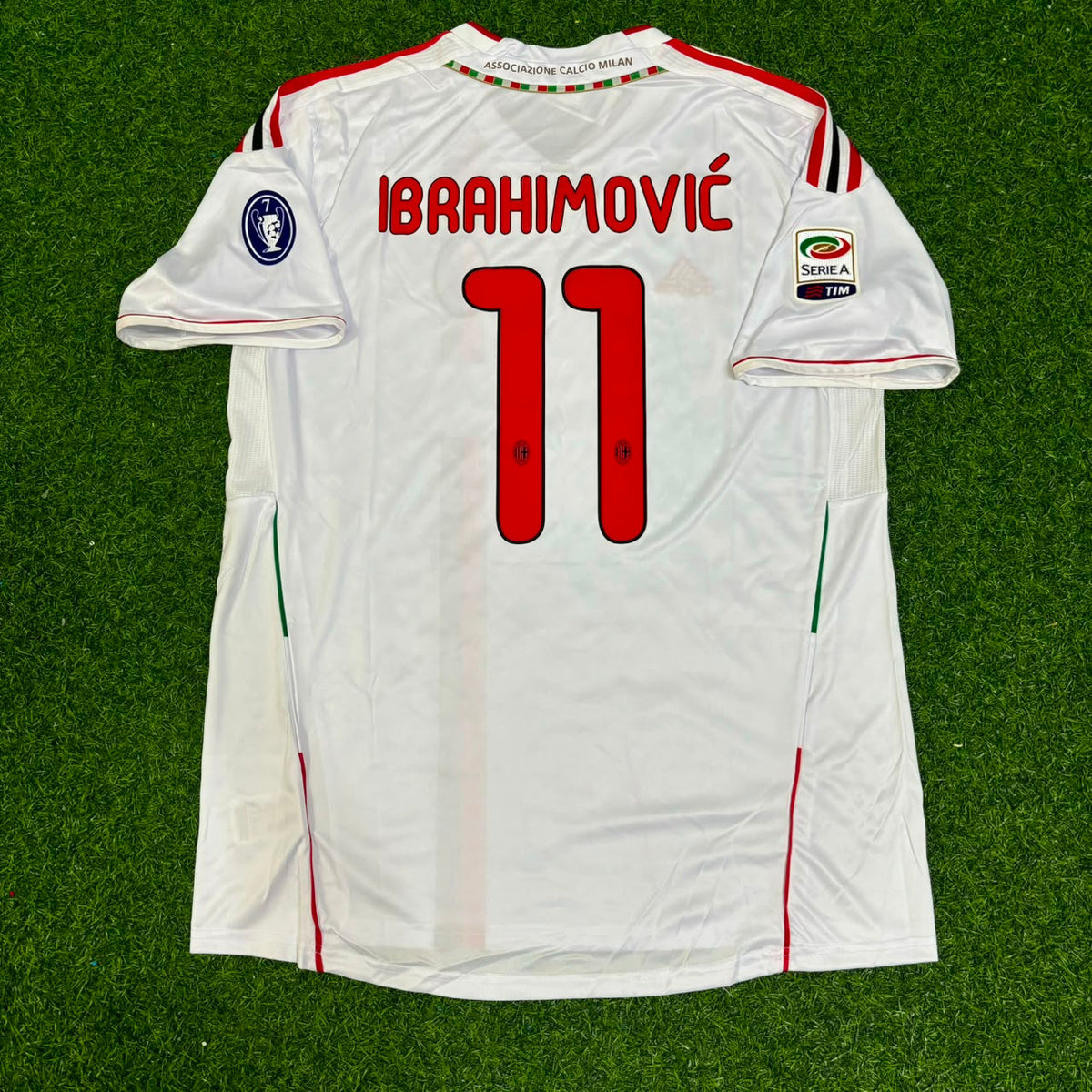 Camiseta de fútbol retro Zlatan Ibrahimović #11 Milan 2011-2012 visitante blanca
