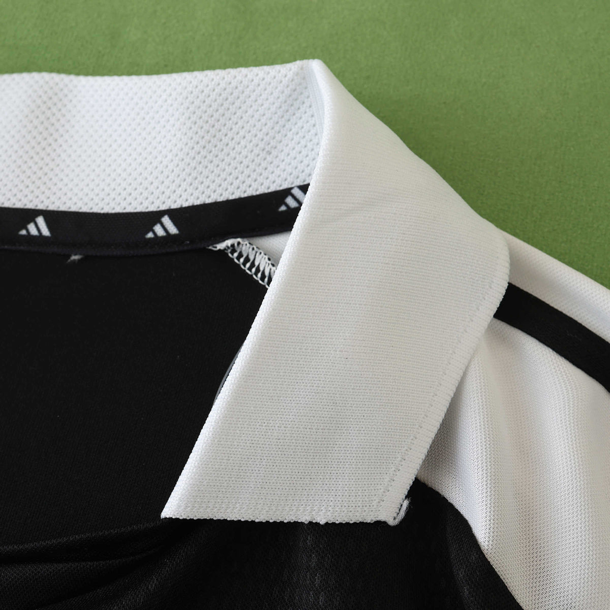 Real Madrid C.F. 2001-2002 Season Away Retro Football Jersey Trikot Maillot