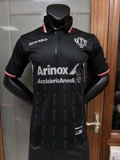 Cremonese 2025/26 Schwarzes Fußballtrikot der neuen Saison