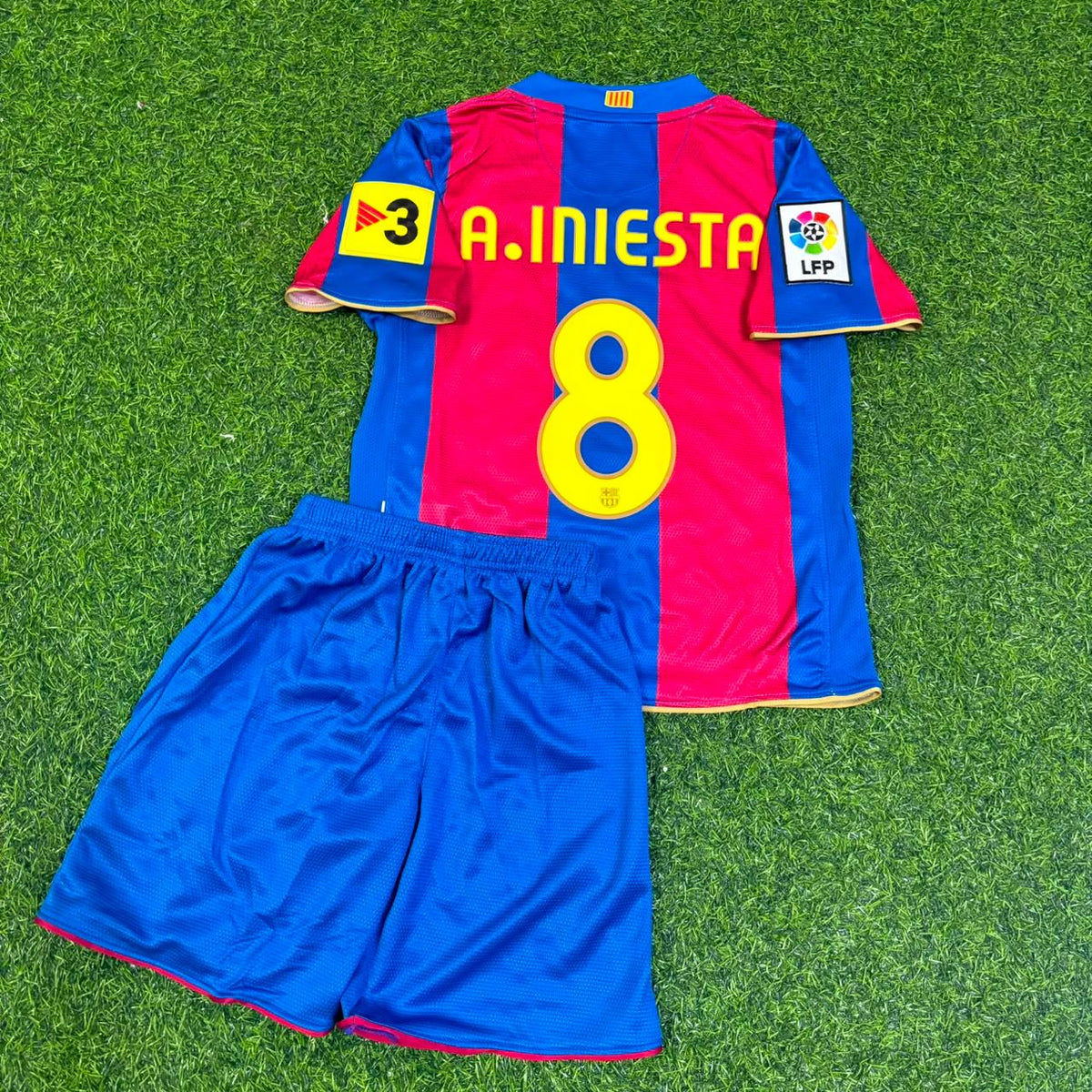 Maillot de football rétro enfant du FC Barcelone 2007/08 – Andrés Iniesta 8