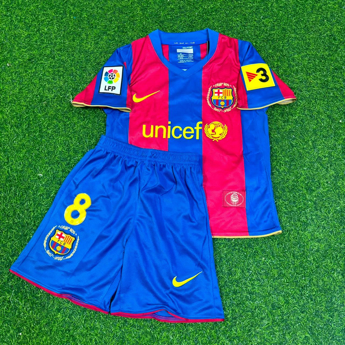 Maillot de football rétro enfant du FC Barcelone 2007/08 – Andrés Iniesta 8