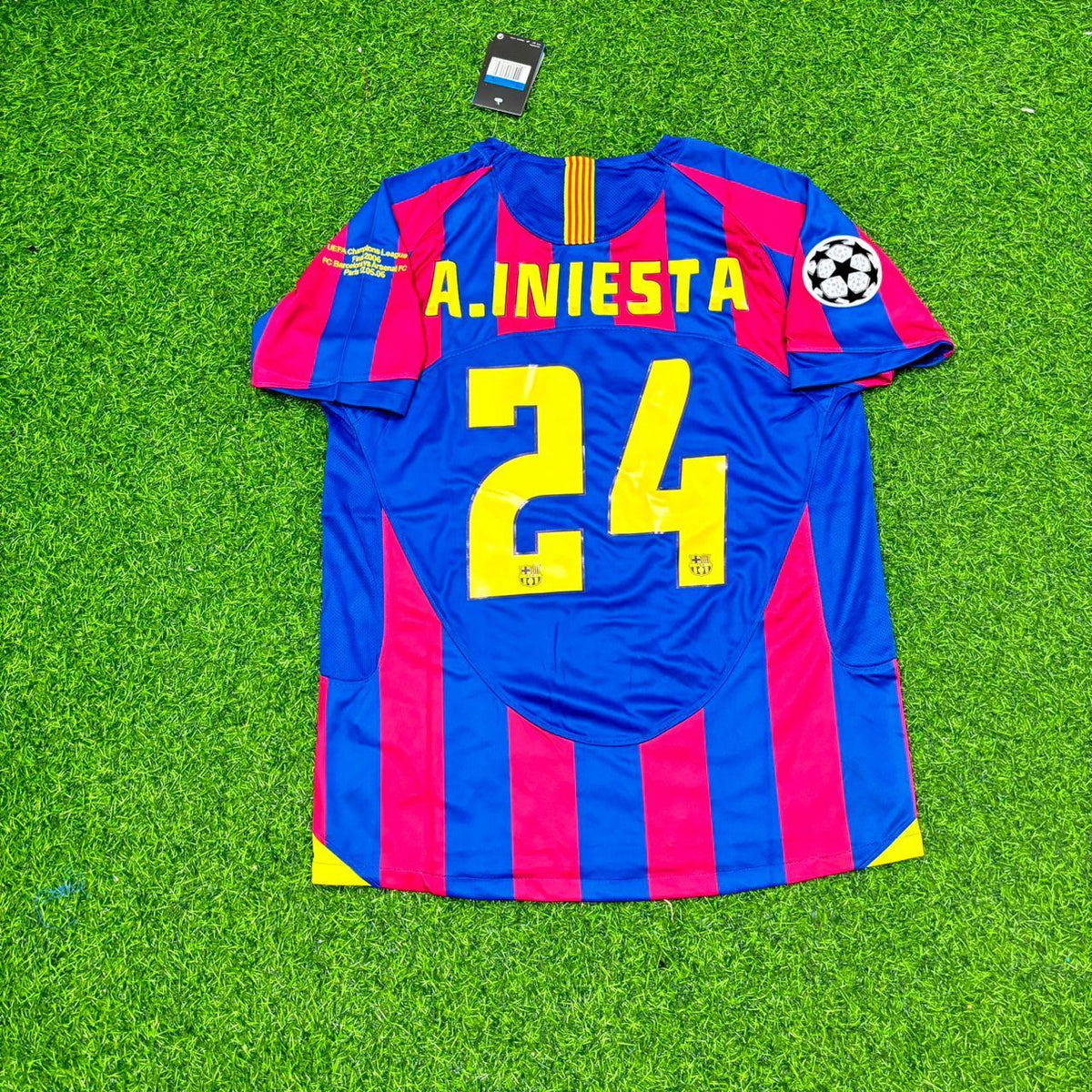 Camiseta de fútbol retro de manga corta del Barcelona, final de la temporada 2006 – Andrés Iniesta