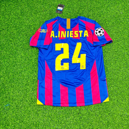 Camiseta de fútbol retro de manga corta del Barcelona, final de la temporada 2006 – Andrés Iniesta