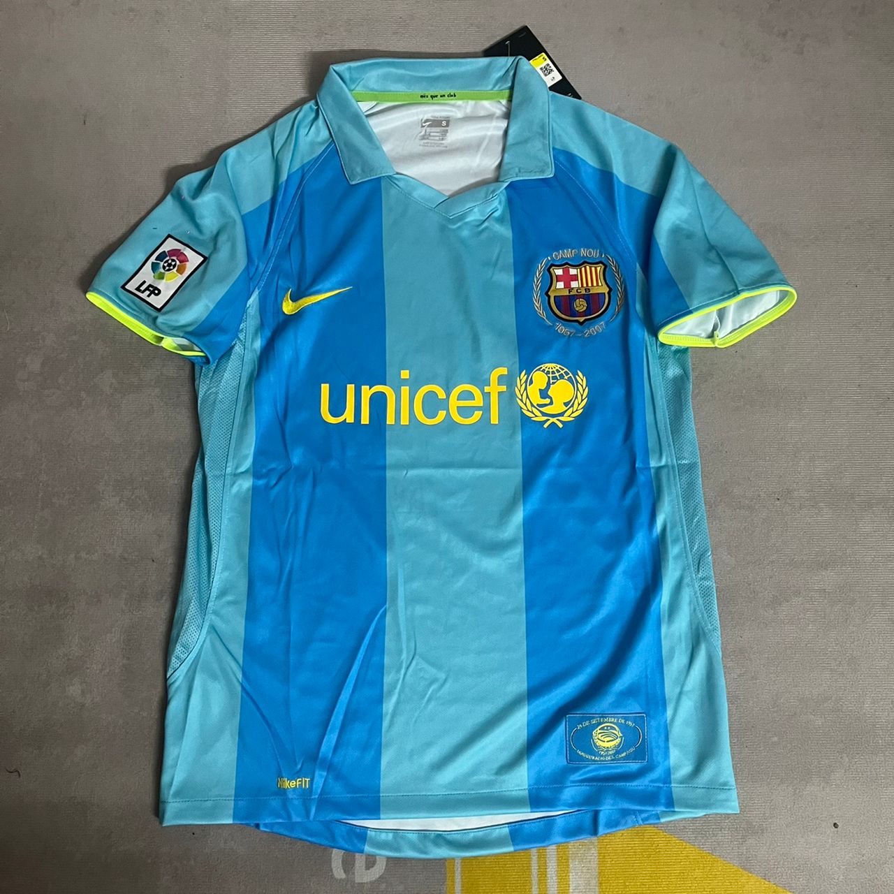 Maillot de football rétro Lionel Messi Barcelone bleu et jaune numéro 19, première apparition
