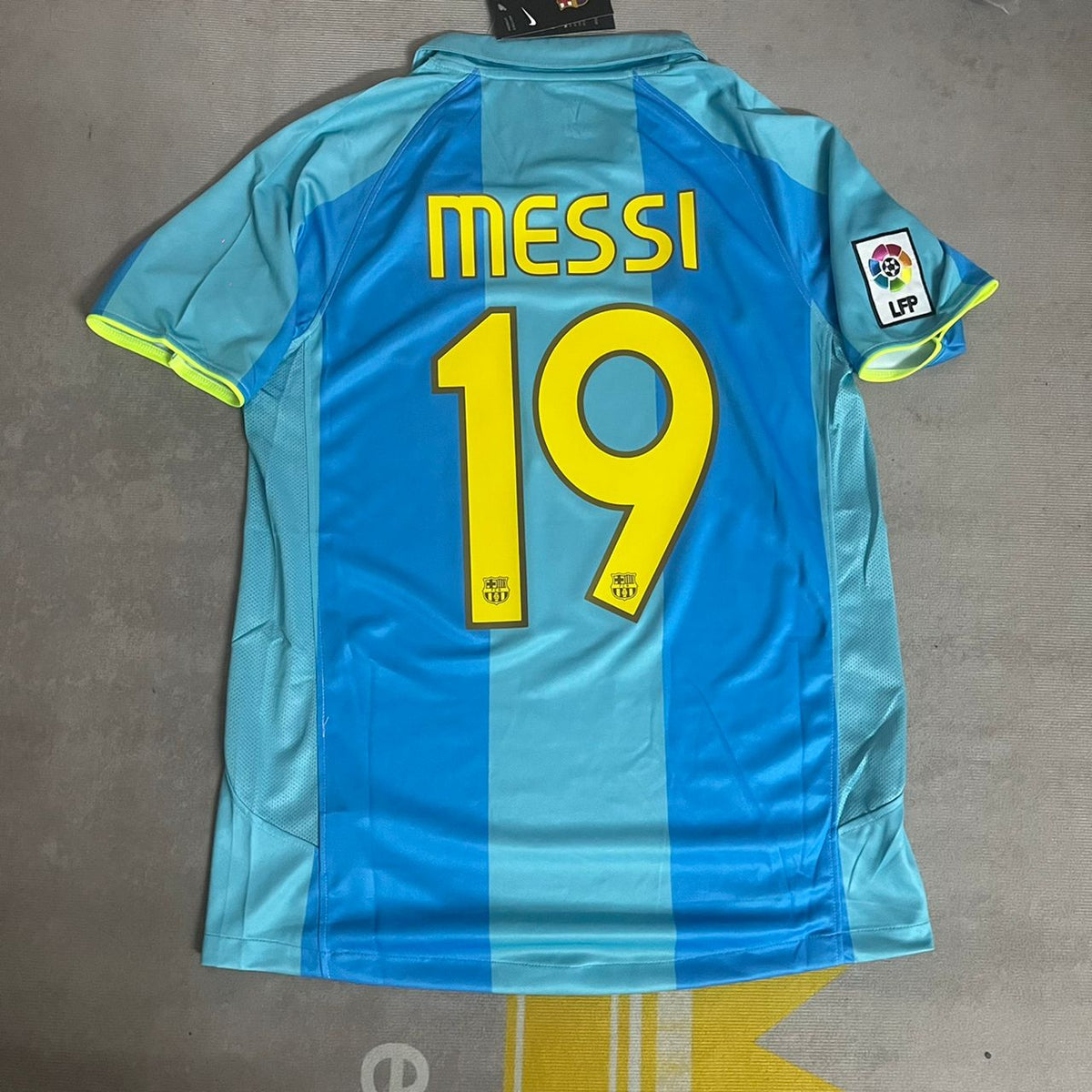 Maillot de football rétro Lionel Messi Barcelone bleu et jaune numéro 19, première apparition