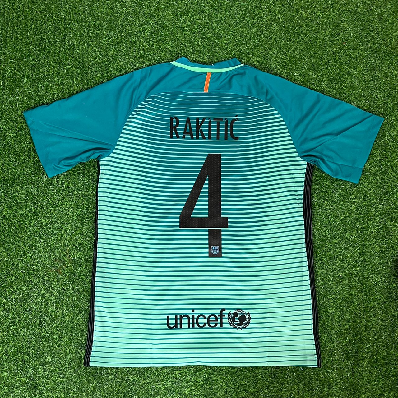 Ivan Rakitic – Barcelona 2016/17 Auswärts Retro Trikot Maillot Fußball Shirt