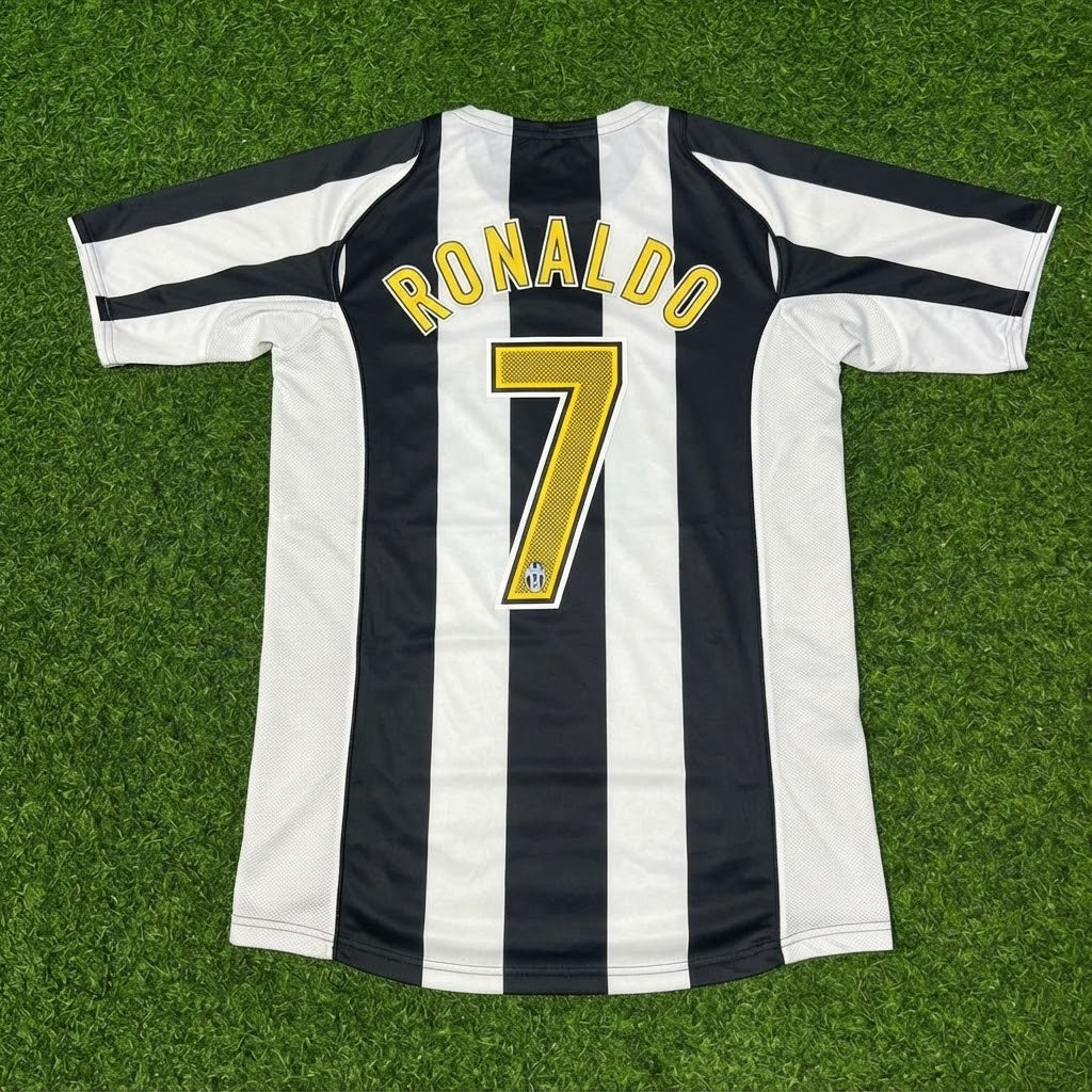 Cristiano Ronaldo #7 Juventus Camiseta de fútbol retro de local en blanco y negro