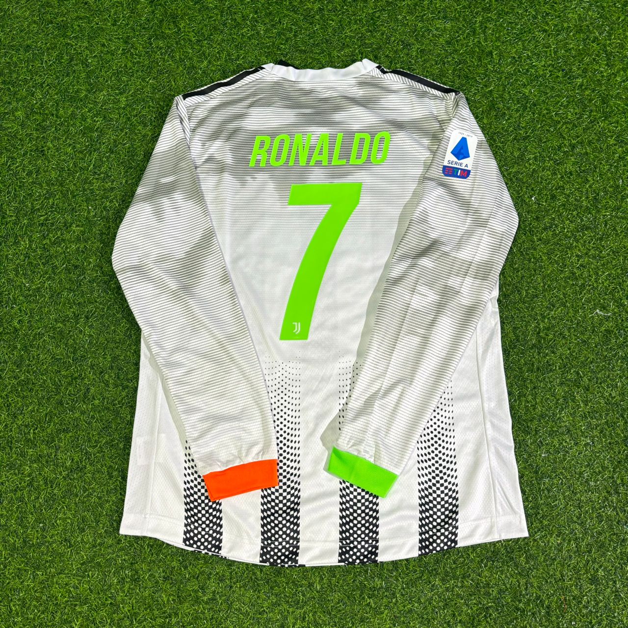 Cristiano Ronaldo Juventus 2019-2020 Langarm Retro Fußballtrikot