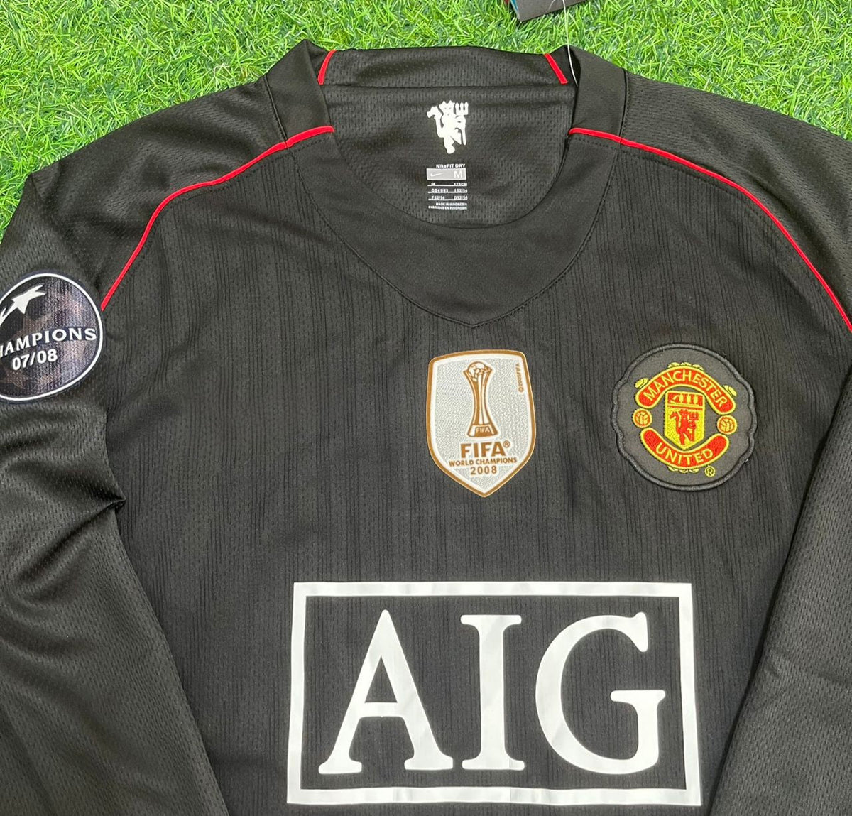 Maillot de football rétro noir Manchester United 2007/2008 avec écusson de la Ligue des champions