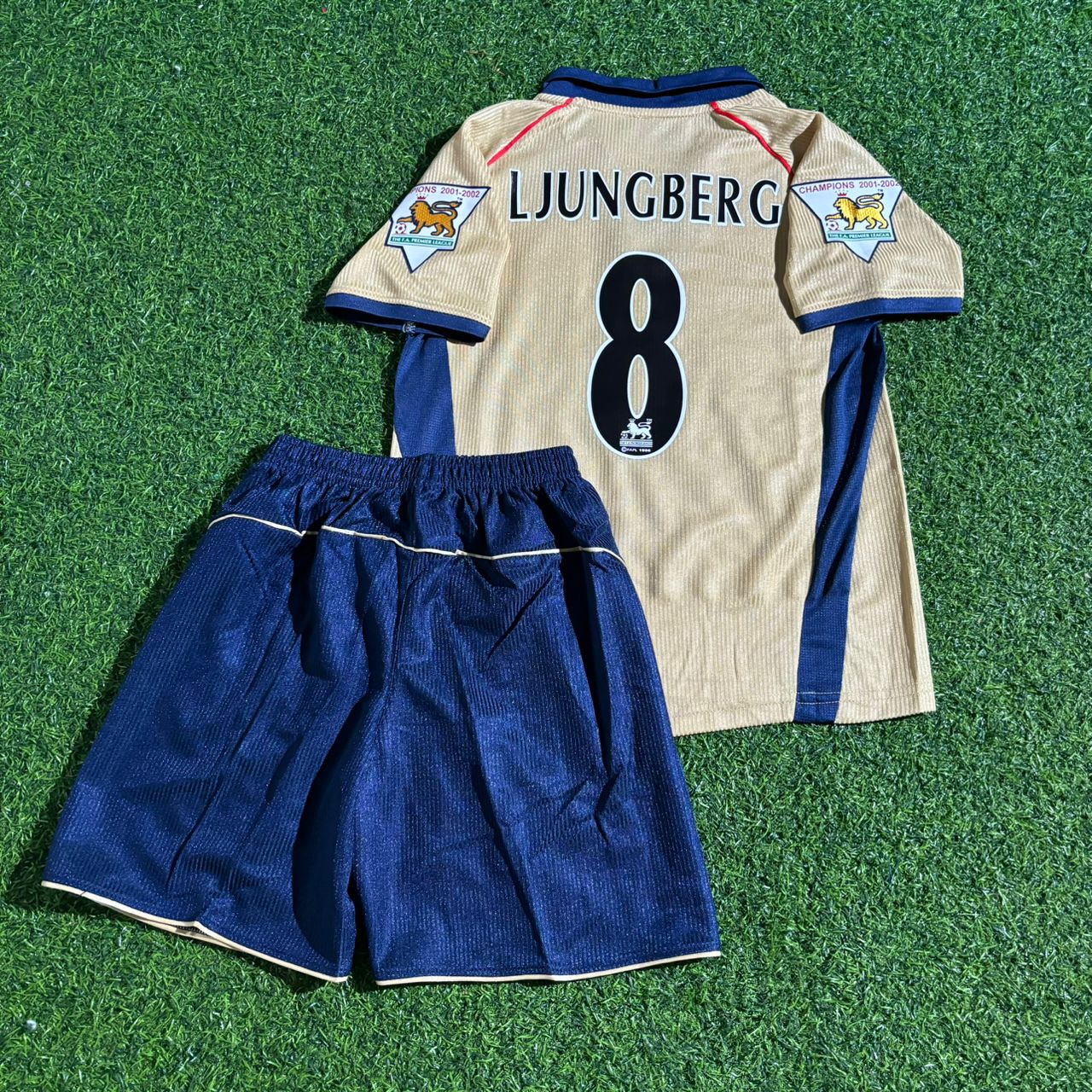 Maillot de foot rétro Freddie Ljungberg n°8 Arsenal 2001-2002 extérieur Golden Kids