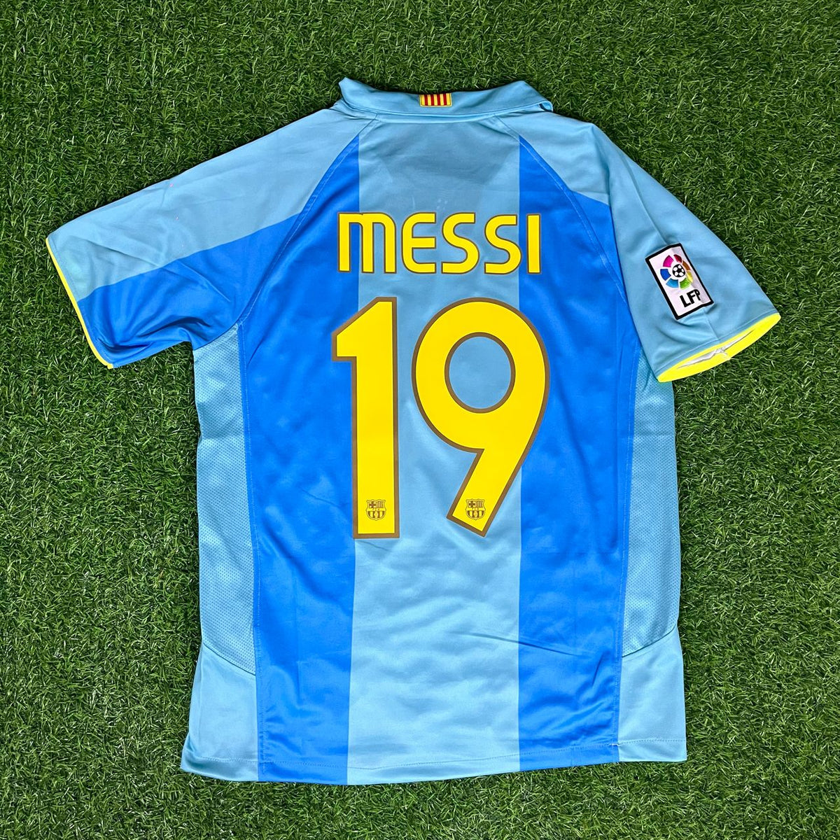 Maillot de football rétro Lionel Messi Barcelone bleu et jaune numéro 19, première apparition