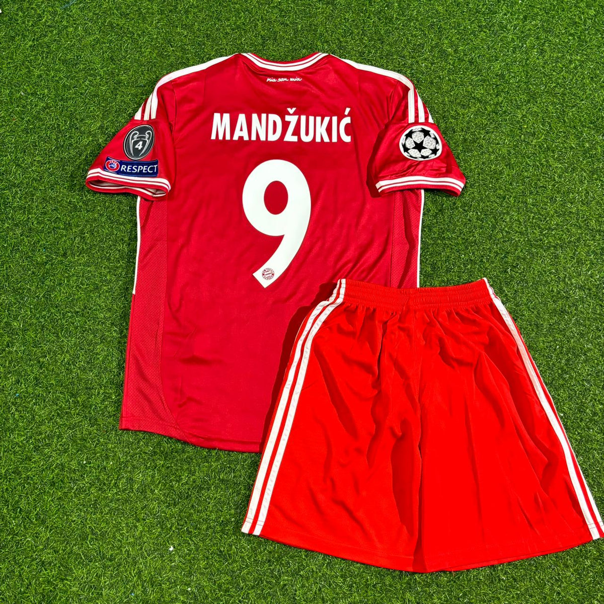 Camiseta de fútbol retro infantil del Bayern de Múnich, final de la Liga de Campeones 2013 – Mario Mandžukić 9