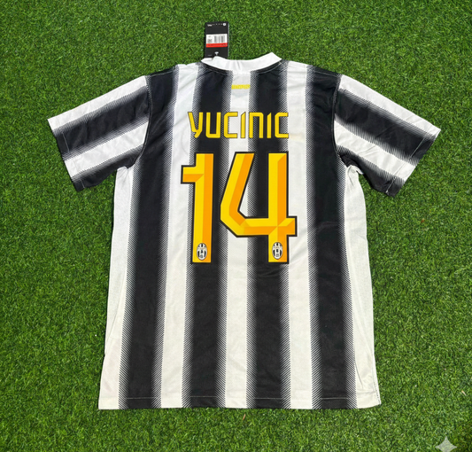 Camiseta retro de la Juventus de Mirko Vucinic, temporada 2011-2012, equipación local