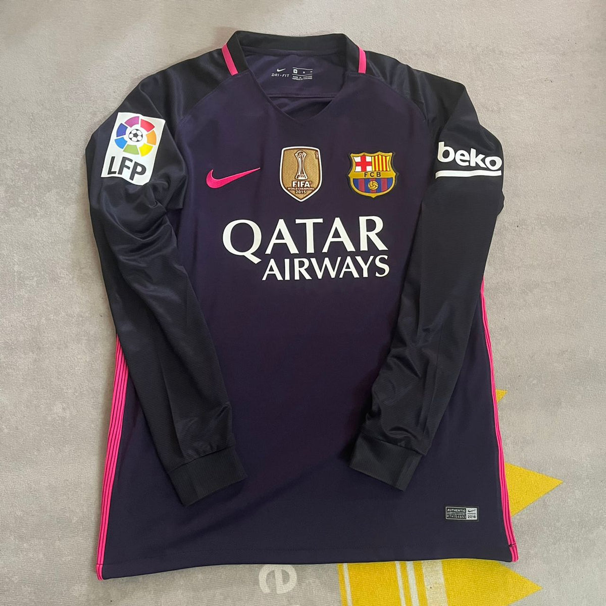 Maillot rétro à manches longues du FC Barcelone 2014/15 rose à imprimé – Andres Iniesta