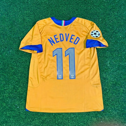 Camiseta de fútbol retro amarilla de tercer uniforme de la Juventus 2005-2006 de Pavel Nedvěd