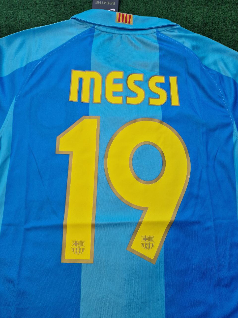 Maillot Rétro Lionel Messi Barcelone 2007 2008 Bleu Ciel Jaune Numéro 19