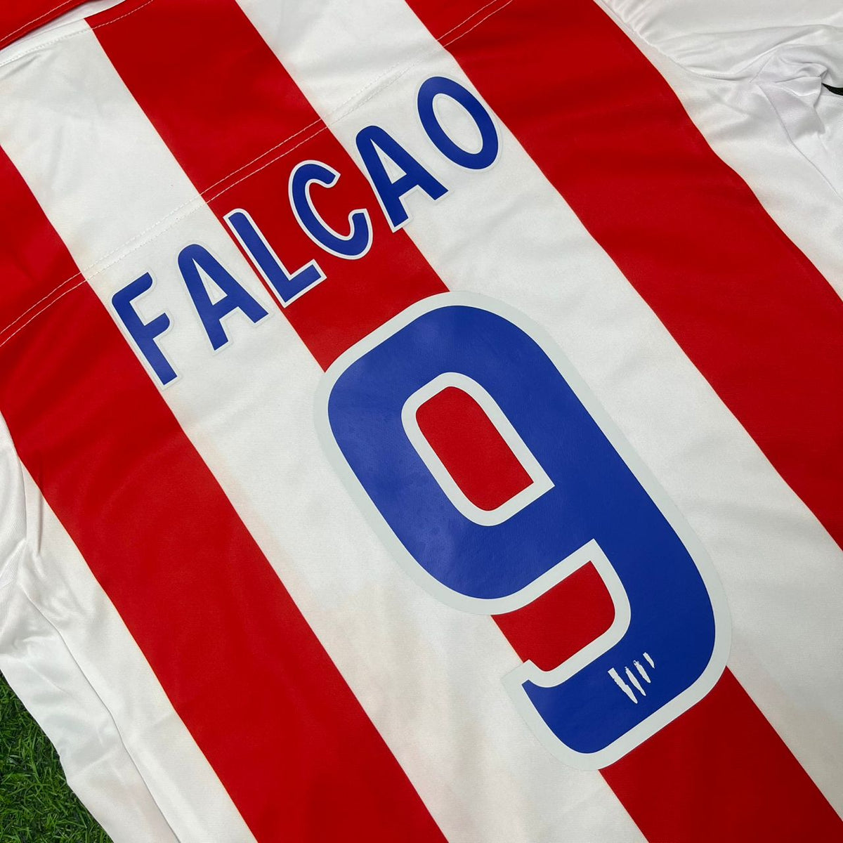 Camiseta de fútbol retro del Atlético de Madrid de Radamel Falcao