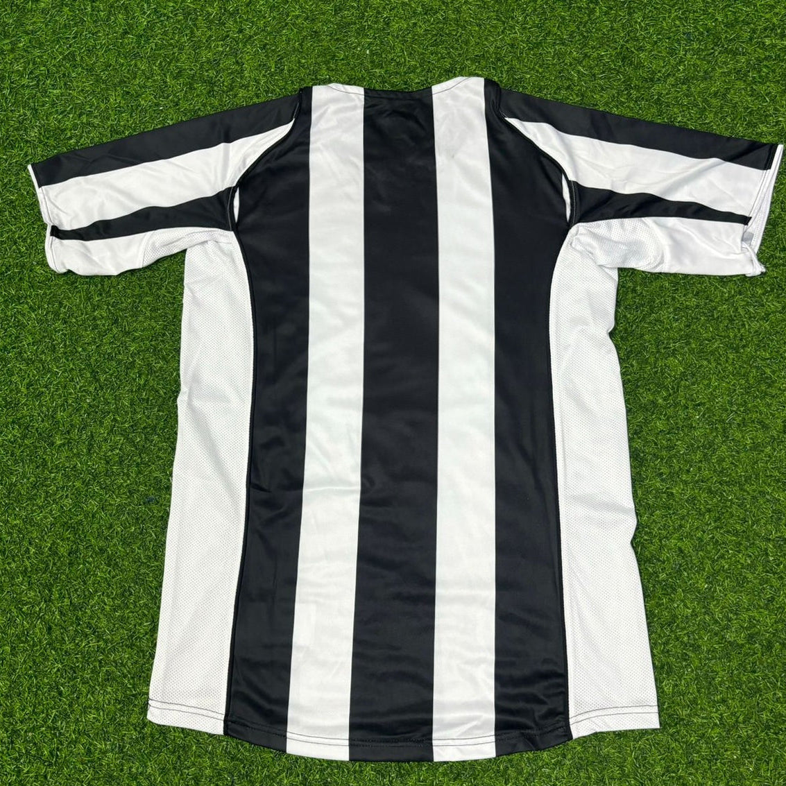 Camiseta de fútbol retro de la Juventus 2004-2005 local negra y blanca