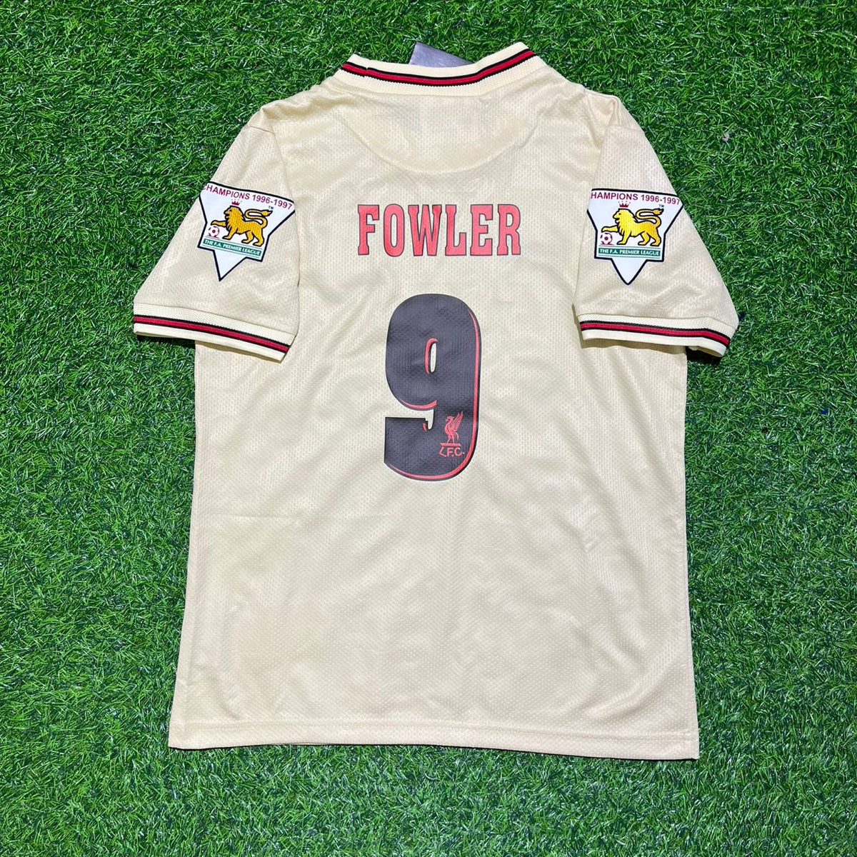 Maillot rétro beige et blanc Robbie Fowler Liverpool 1996 1997
