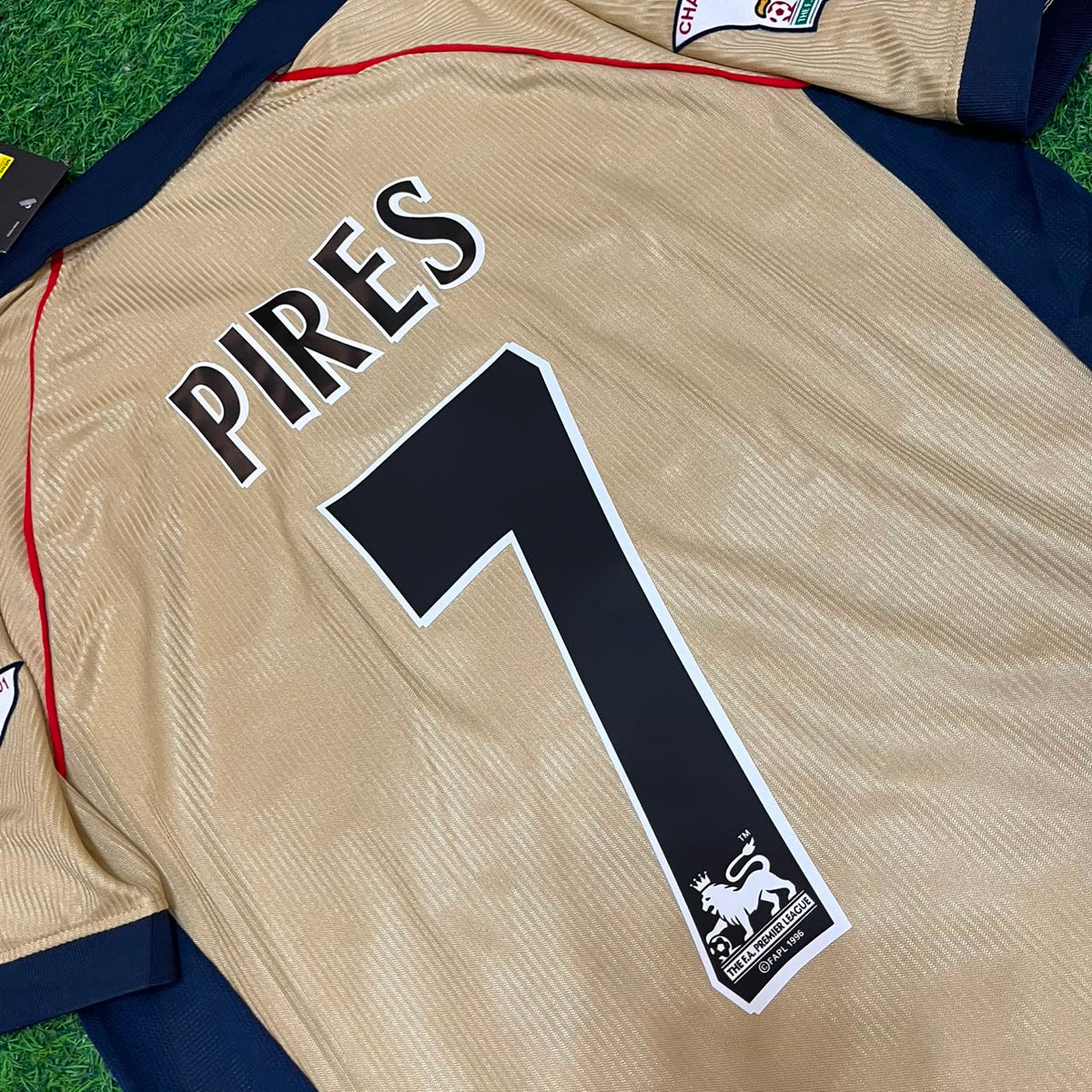 Robert Pirès #7 Arsenal 2001-2002 Auswärtstrikot Golden Retro