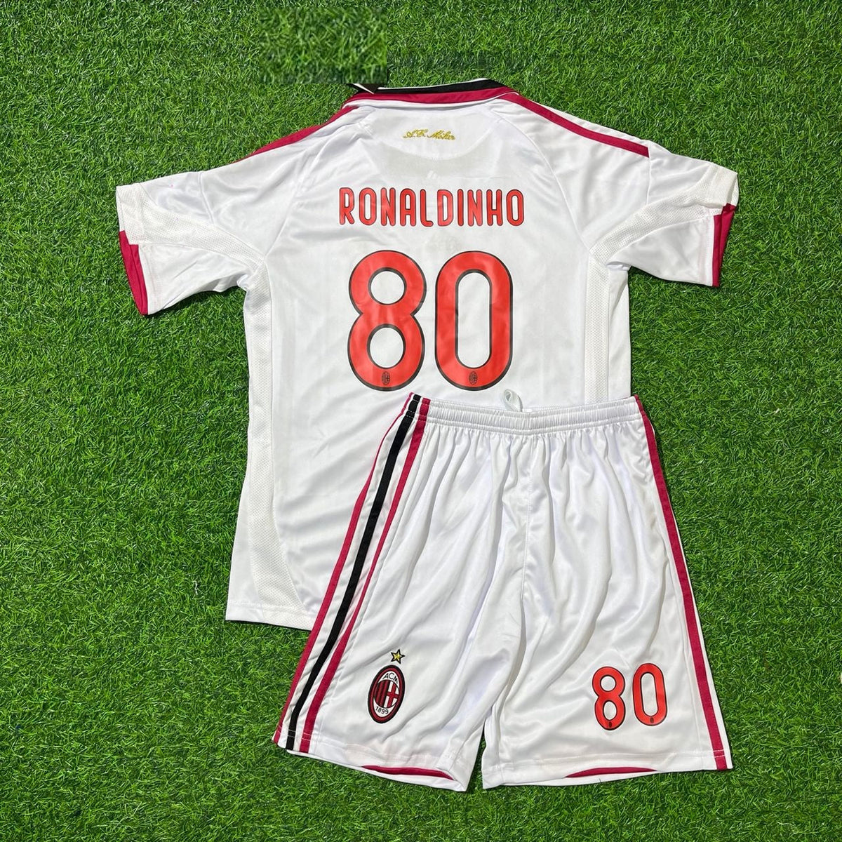 Maillot de football rétro Ronaldinho Gaucho AC Milan 2009-2010 blanc pour enfant