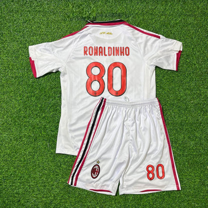 Maillot de football rétro Ronaldinho Gaucho AC Milan 2009-2010 blanc pour enfant