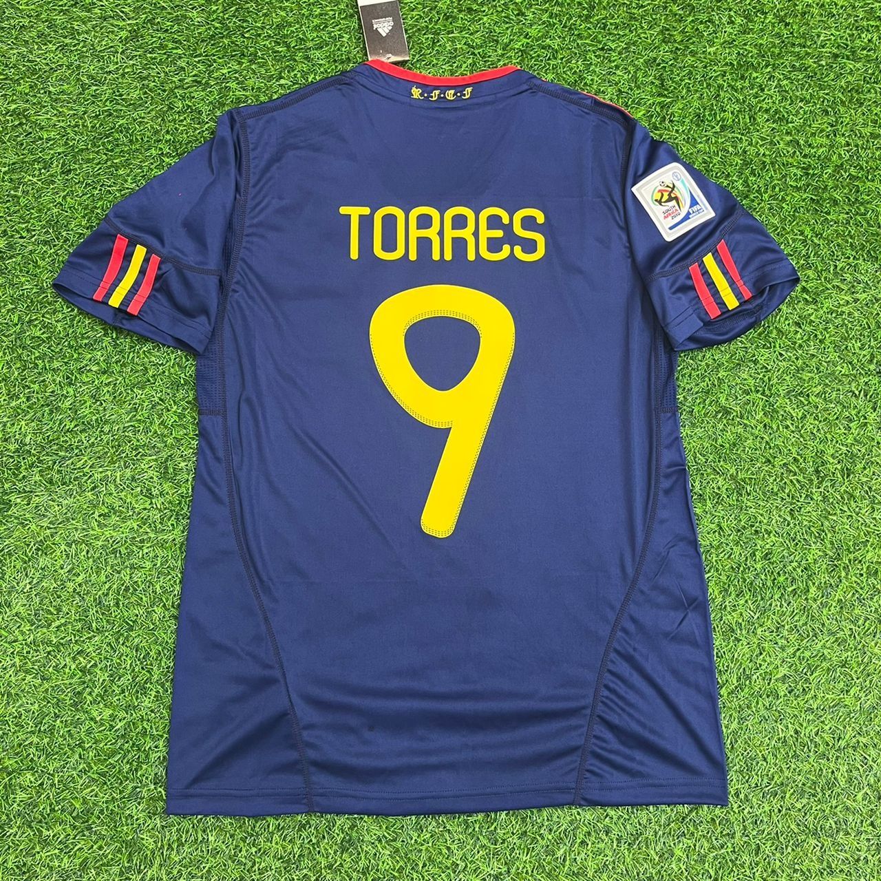 Spain 2010 World Cup Fernando Torres Retro Kids Football Jersey detail view