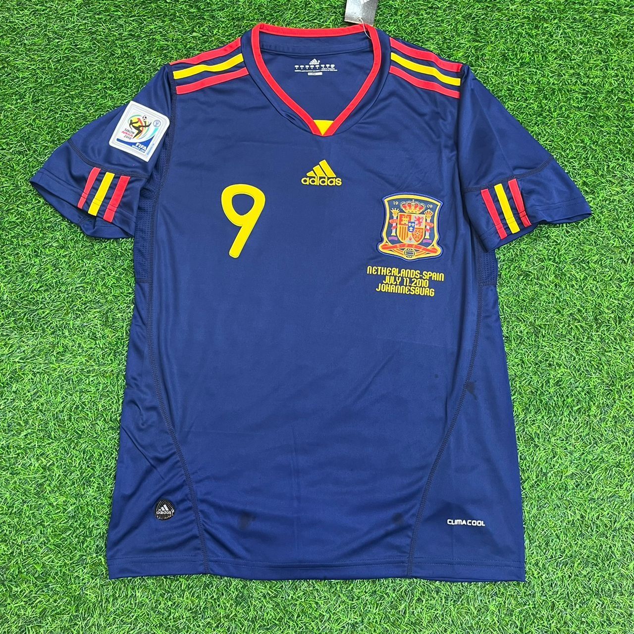 Spain 2010 World Cup Fernando Torres Retro Kids Football Jersey detail view